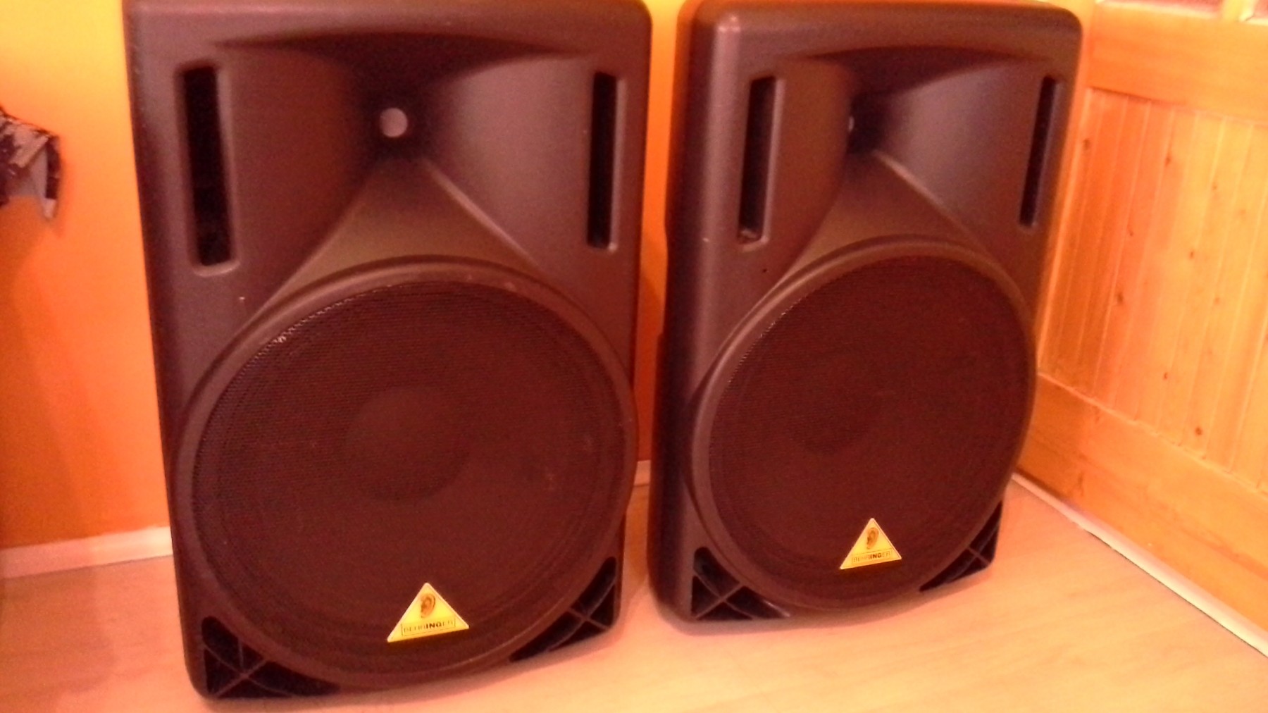 behringer eurolive b215a